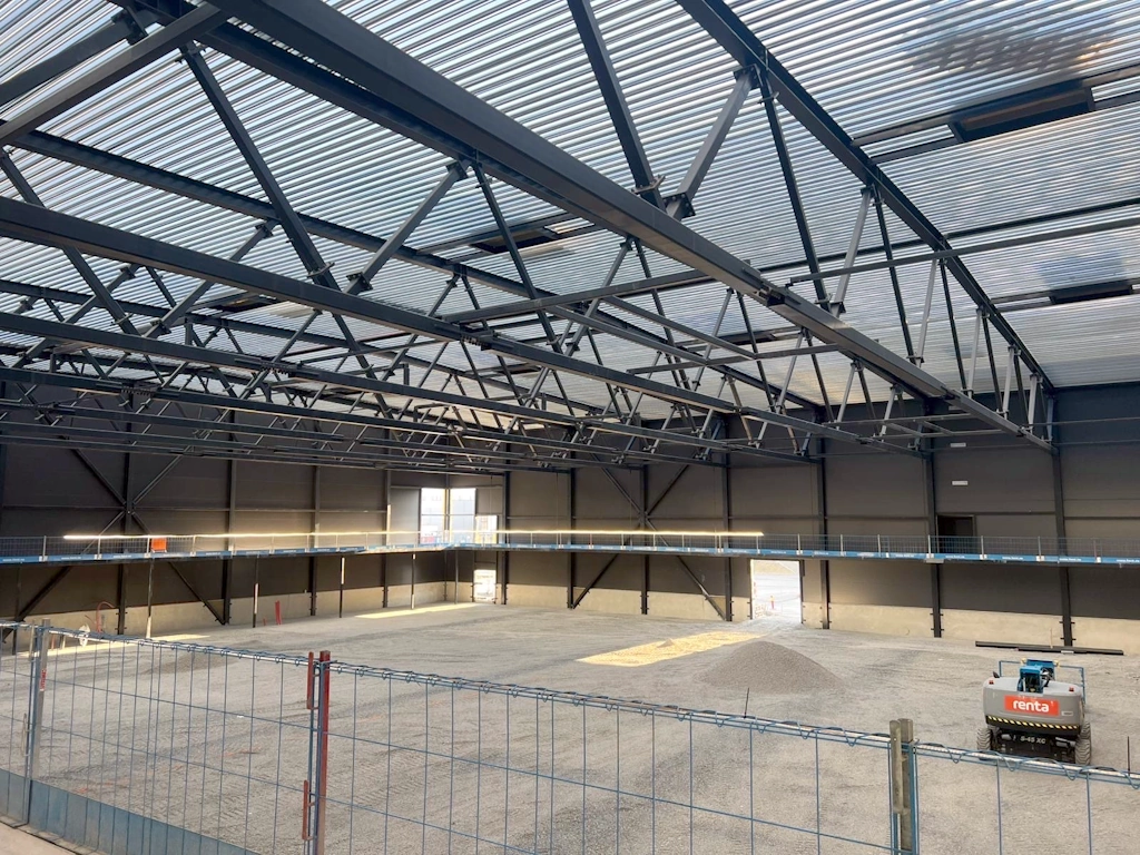 Steelframe, grouting under steel columns & joint casting of HCS installing at construction for BKH Idrettshall in Bodö, Norway