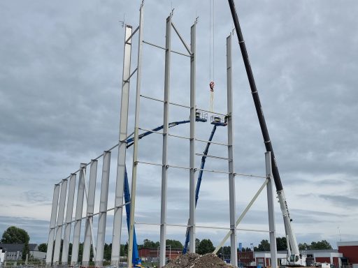 frost-fitters-industrial-construction-installation-mounting-assembling-erection-steel-roof-plate-concrete-20220805_162959
